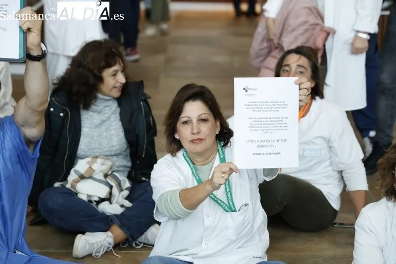 Sentada de profesionales del Hospital de Salamanca en el vestíbulo del centro. Foto de David Sañudo