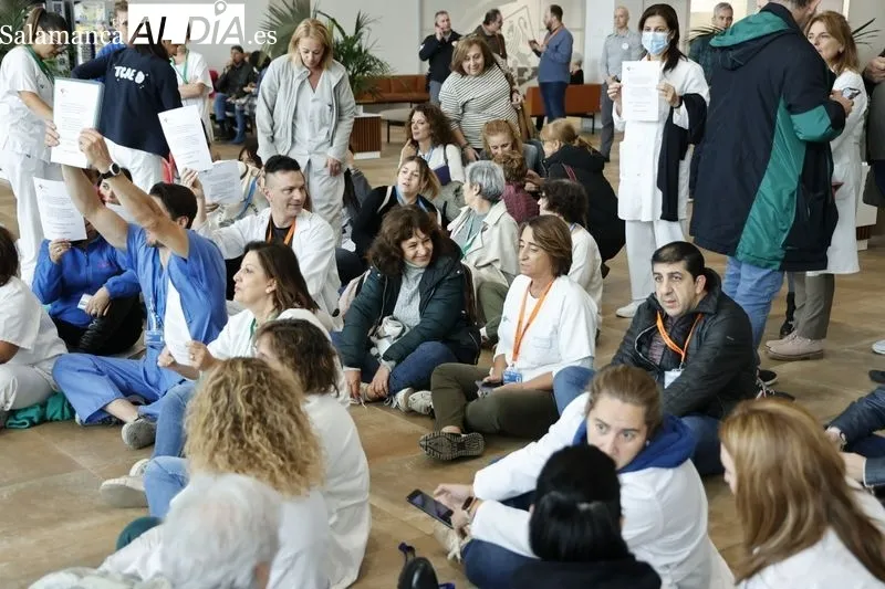 Sentada de profesionales del Hospital de Salamanca en el vestíbulo del centro. Foto de David Sañudo