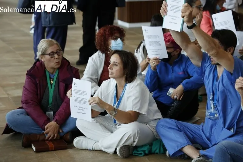 Sentada de profesionales del Hospital de Salamanca en el vestíbulo del centro. Foto de David Sañudo