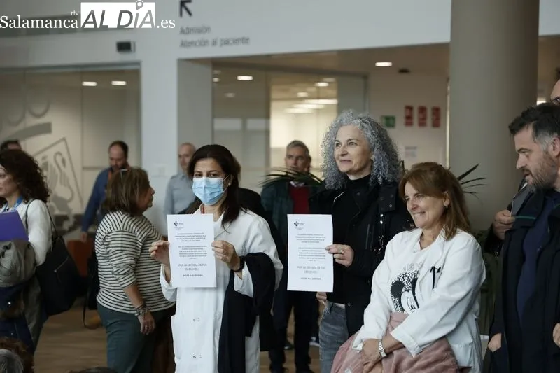 Sentada de profesionales del Hospital de Salamanca en el vestíbulo del centro. Foto de David Sañudo