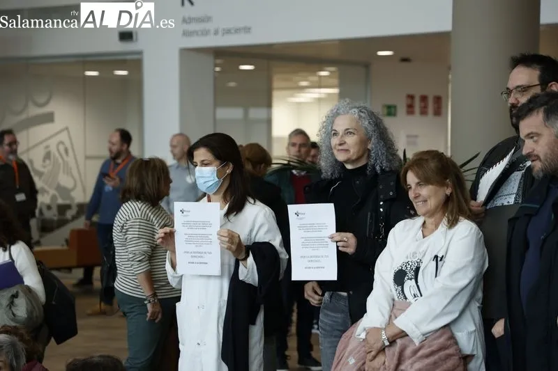 Sentada de profesionales del Hospital de Salamanca en el vestíbulo del centro. Foto de David Sañudo