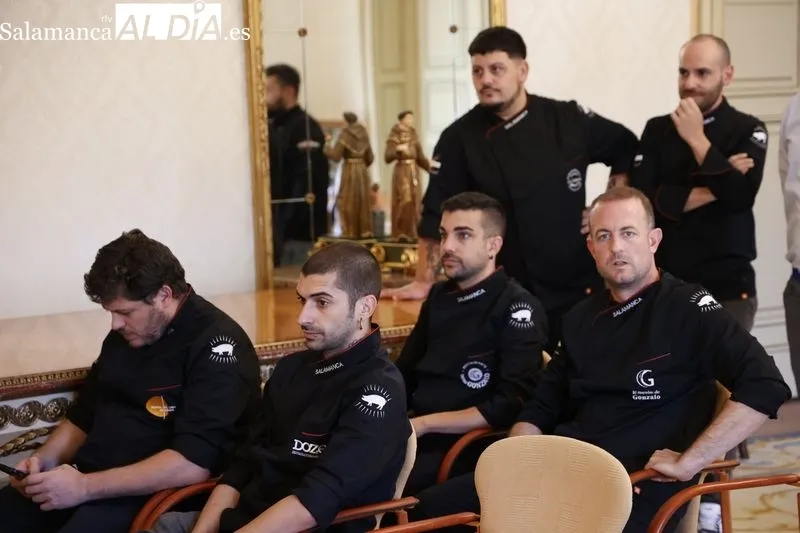 Presentación en el Ayuntamiento de la segunda expedición de restaurantes de Salamanca a la San Sebastián Gastronómika. Foto de David Sañudo