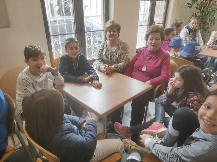  Niños y mayores de Carbajosa disfrutan de una actividad conjunta con motivo de la Semana de la Biblioteca