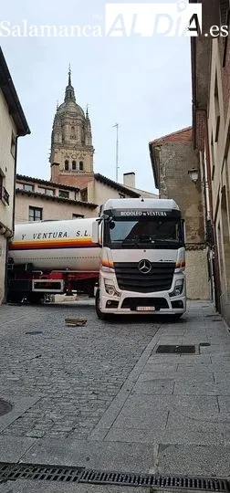 Foto 2 - Un cami&oacute;n atascado en la calle Tentenecio