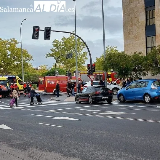 Foto 4 - Una mujer atrapada tras la brutal colisi&oacute;n entre dos veh&iacute;culos en la calle La Ba&ntilde;eza con Valles Mineros 