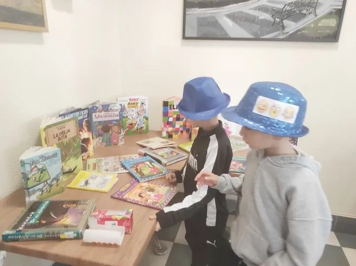  Niños y mayores de Carbajosa disfrutan de una actividad conjunta con motivo de la Semana de la Biblioteca