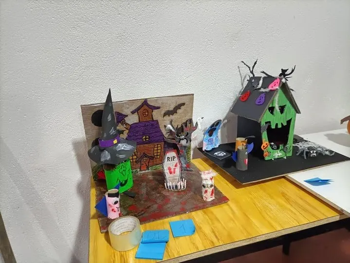 Padres y alumnos del Colegio Antonio Machado disfrutan de una tarde de Halloween terrorífica