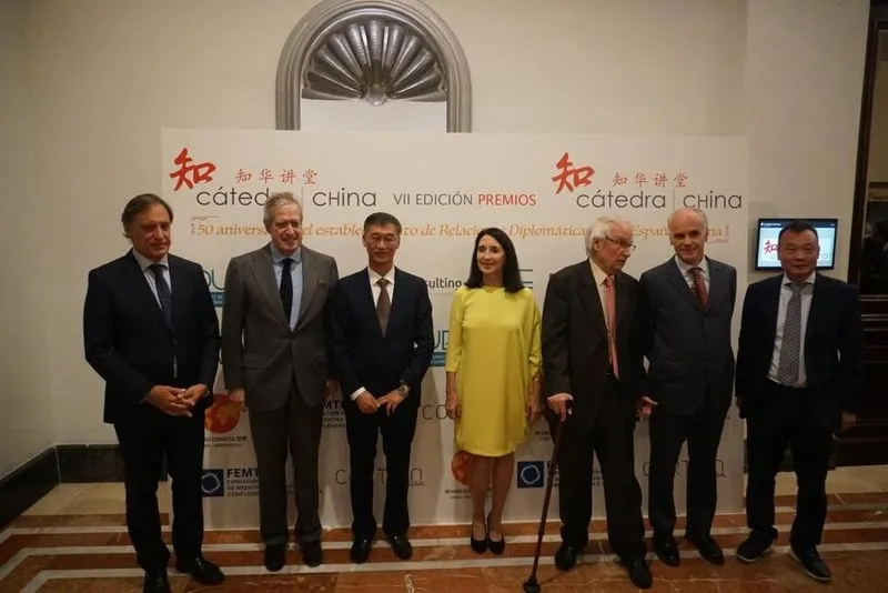 García Carbayo recoge el premio Cátedra China al Ayuntamiento de Salamanca y destaca el intercambio cultural entre la ciudad y el país asiático   