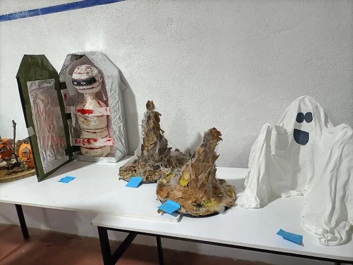 Padres y alumnos del Colegio Antonio Machado disfrutan de una tarde de Halloween terrorífica