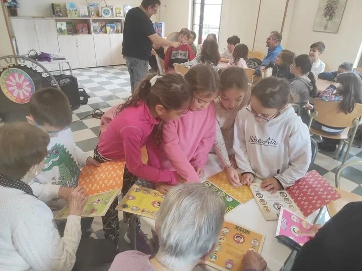  Niños y mayores de Carbajosa disfrutan de una actividad conjunta con motivo de la Semana de la Biblioteca