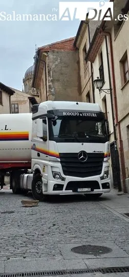 Foto 4 - Un cami&oacute;n atascado en la calle Tentenecio