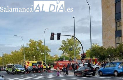 Foto 5 - Una mujer atrapada tras la brutal colisión entre dos vehículos en la calle La Bañeza con Valles Mineros 
