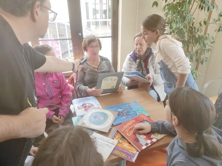  Niños y mayores de Carbajosa disfrutan de una actividad conjunta con motivo de la Semana de la Biblioteca