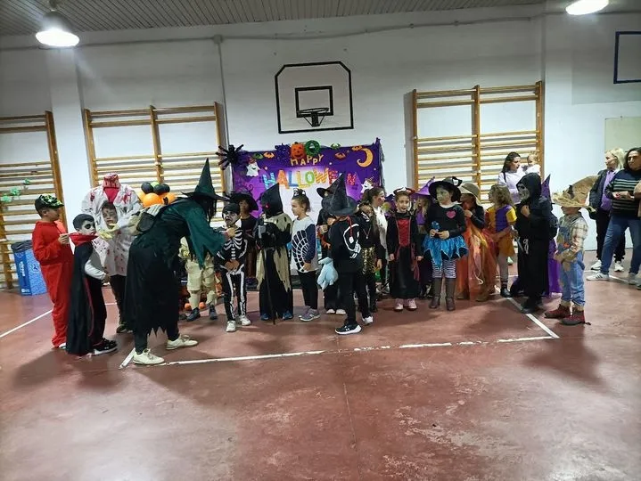 Padres y alumnos del Colegio Antonio Machado disfrutan de una tarde de Halloween terrorífica