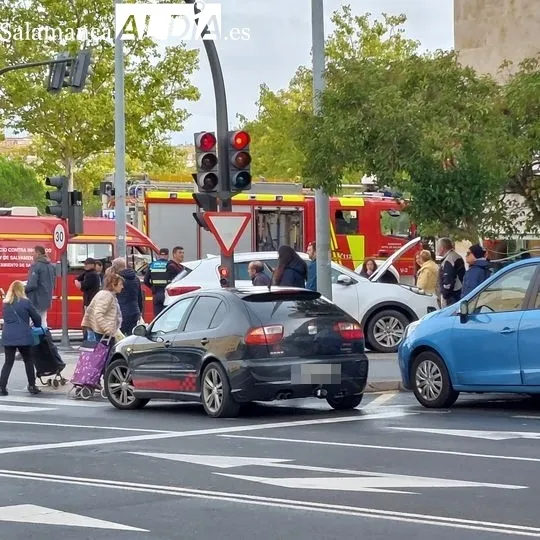 Foto 6 - Una mujer atrapada tras la brutal colisi&oacute;n entre dos veh&iacute;culos en la calle La Ba&ntilde;eza con Valles Mineros 
