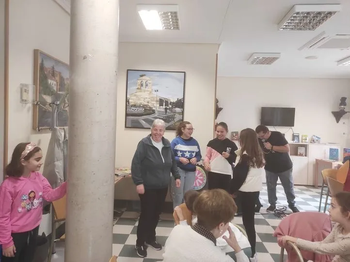  Niños y mayores de Carbajosa disfrutan de una actividad conjunta con motivo de la Semana de la Biblioteca