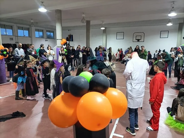 Padres y alumnos del Colegio Antonio Machado disfrutan de una tarde de Halloween terrorífica