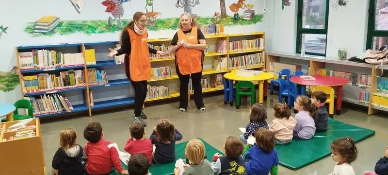 Niños y mayores de Carbajosa disfrutan de la Semana de la Biblioteca