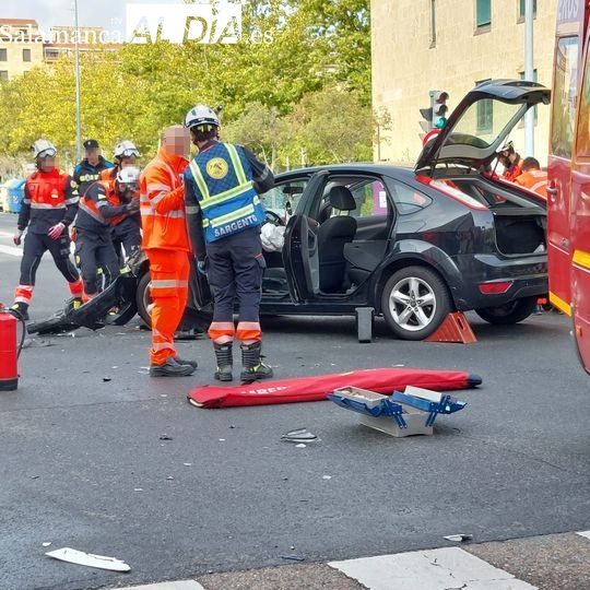 Foto 2 - Una mujer atrapada tras la brutal colisión entre dos vehículos en la calle La Bañeza con Valles Mineros 