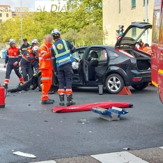 Foto 2 - Una mujer atrapada tras la brutal colisi&oacute;n entre dos veh&iacute;culos en la calle La Ba&ntilde;eza con Valles Mineros 