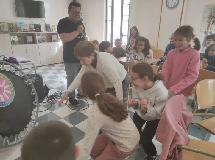  Niños y mayores de Carbajosa disfrutan de una actividad conjunta con motivo de la Semana de la Biblioteca
