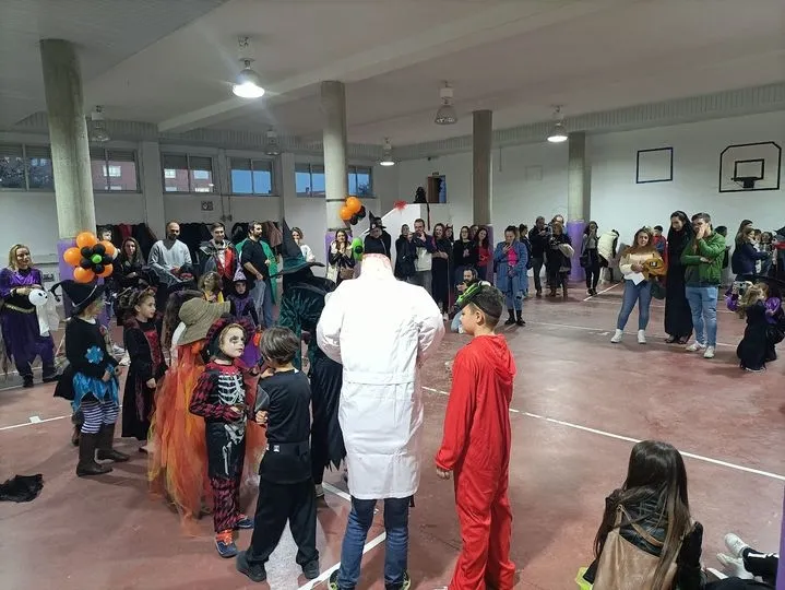 Padres y alumnos del Colegio Antonio Machado disfrutan de una tarde de Halloween terrorífica
