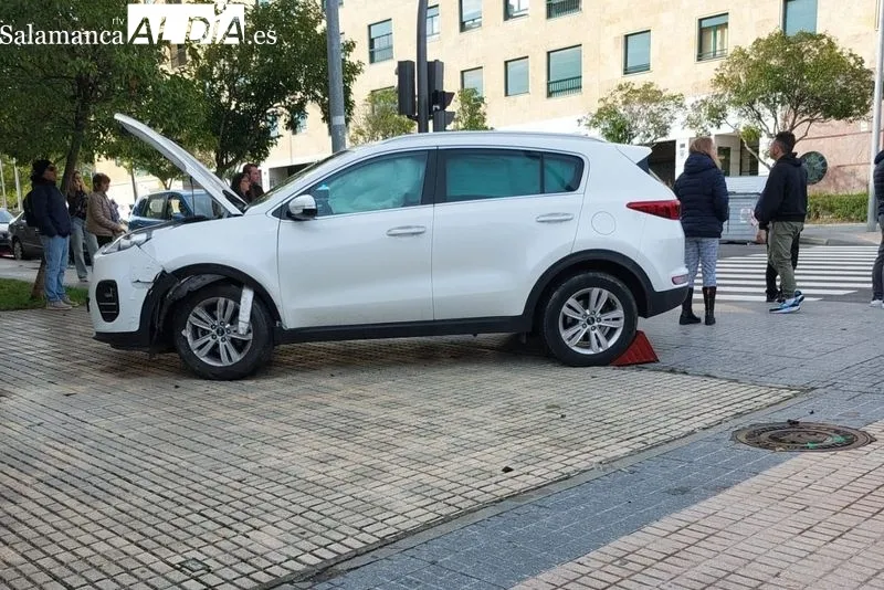 Foto 3 - Una mujer atrapada tras la brutal colisi&oacute;n entre dos veh&iacute;culos en la calle La Ba&ntilde;eza con Valles Mineros 