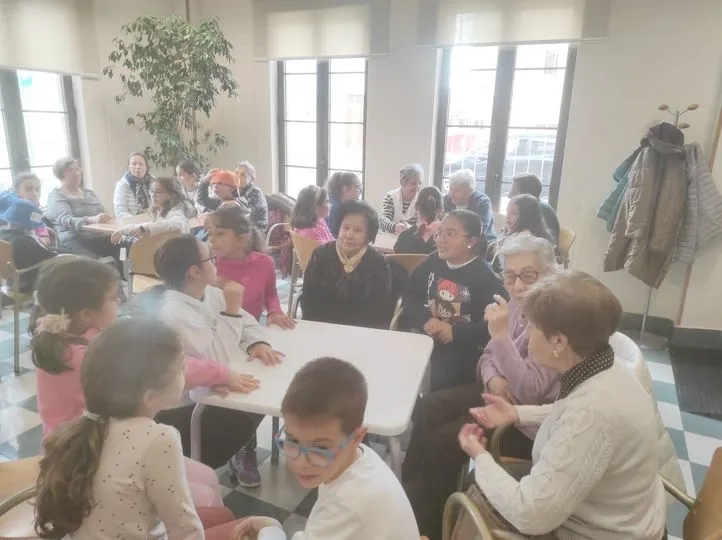  Niños y mayores de Carbajosa disfrutan de una actividad conjunta con motivo de la Semana de la Biblioteca