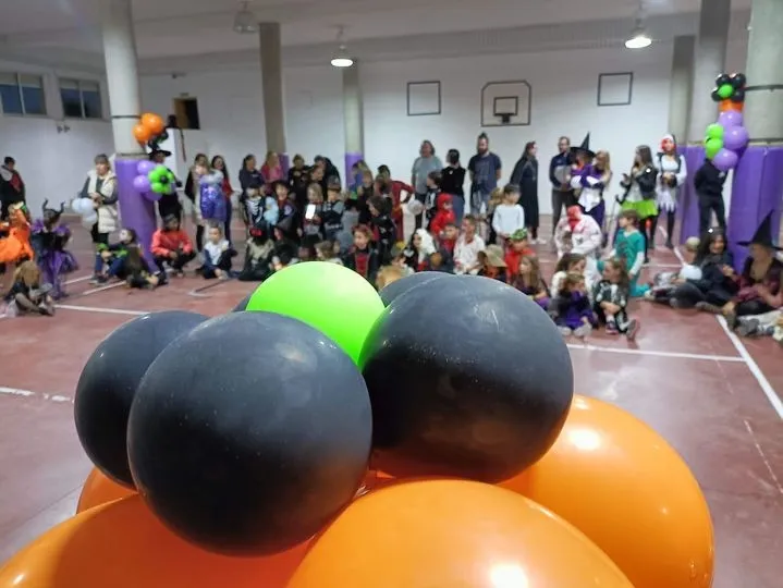 Padres y alumnos del Colegio Antonio Machado disfrutan de una tarde de Halloween terrorífica