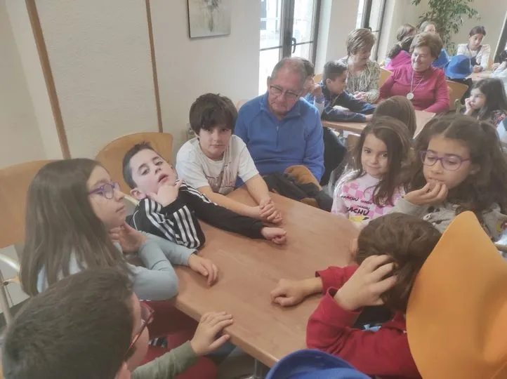  Niños y mayores de Carbajosa disfrutan de una actividad conjunta con motivo de la Semana de la Biblioteca