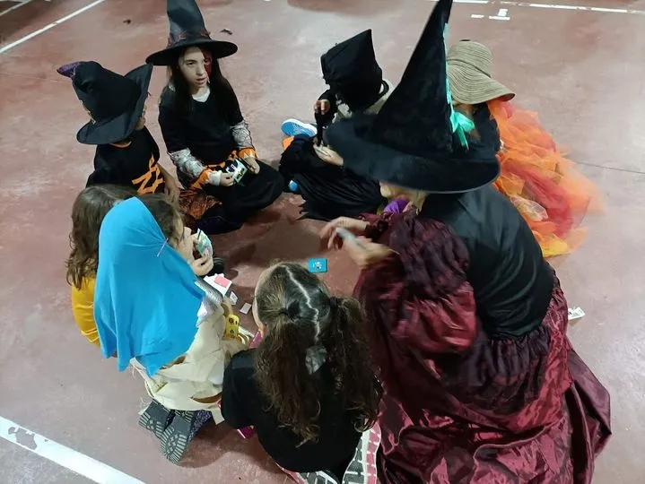 Padres y alumnos del Colegio Antonio Machado disfrutan de una tarde de Halloween terrorífica