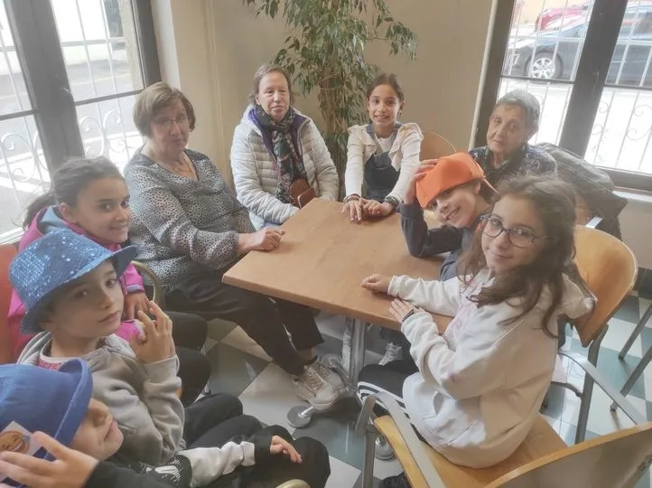  Niños y mayores de Carbajosa disfrutan de una actividad conjunta con motivo de la Semana de la Biblioteca