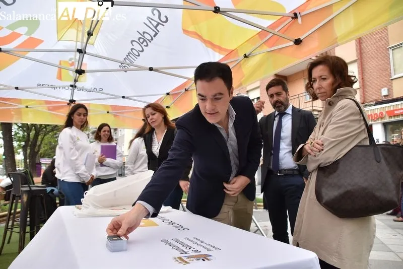 Inauguración de la primera edición de la Semana del Comercio de Proximidad, en la avenida Federico Anaya, con el concejal de Promoción Económica, Comercio y Mercados, Pedro Martínez. Foto de Vanesa Martins