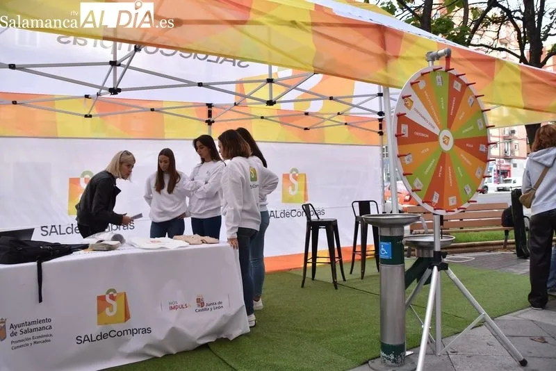Inauguración de la primera edición de la Semana del Comercio de Proximidad, en la avenida Federico Anaya, con el concejal de Promoción Económica, Comercio y Mercados, Pedro Martínez. Foto de Vanesa Martins