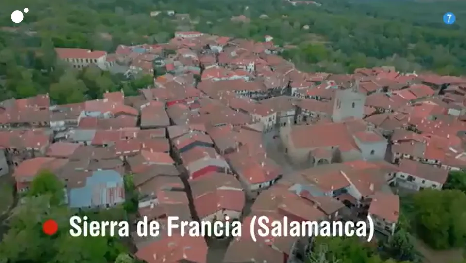 Foto 2 - El helic&oacute;ptero de &lsquo;Volando Voy&rsquo; aterriza en Salamanca y sobrevuela la Sierra de Francia: as&iacute; ser&aacute; el programa 