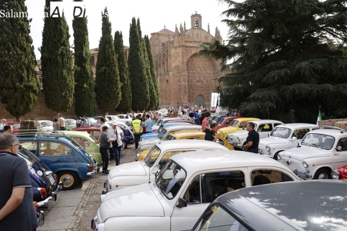 Un centenar de Seat 600 rugen por las calles de Salamanca