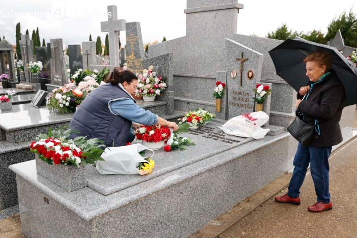 Los salmantinos preparan el cementerio para el Día de Todos Los Santos 