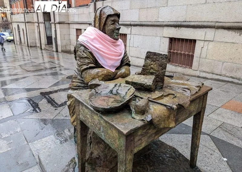 Estatua de La Turronera de la Plaza Mercado con el pañuelo rosa. Foto de David Sañudo