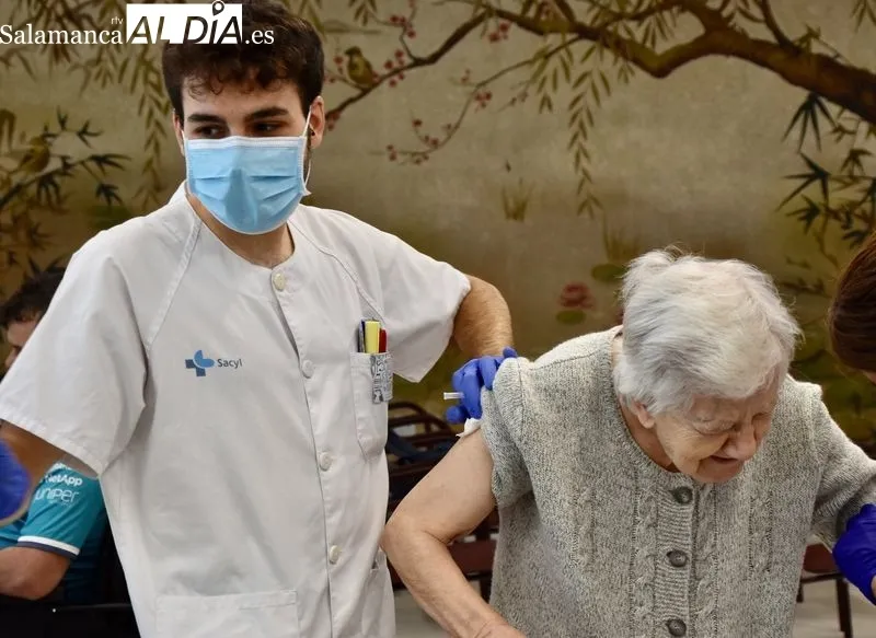 Vacunación frente al Covid y la gripe en la nueva residencia San Juan de Sahagún, en Salamanca. Foto de Vanesa Martins