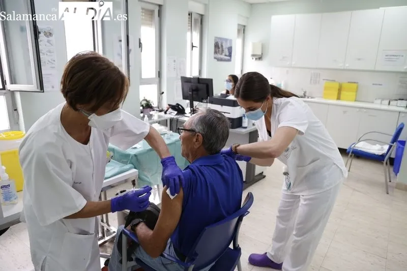 Vacunaciones en el Centro de Salud San Juan, en Salamanca. Foto de David Sañudo