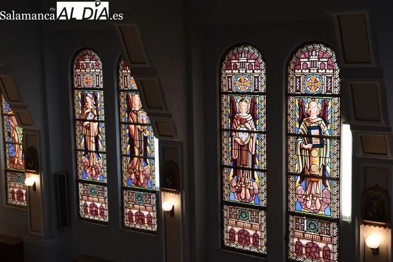 Mural 'Vía Crucis' de Genaro de No, que se ha reubicado en la capilla del hospital Los Montalvos. Foto de Vanesa Martins