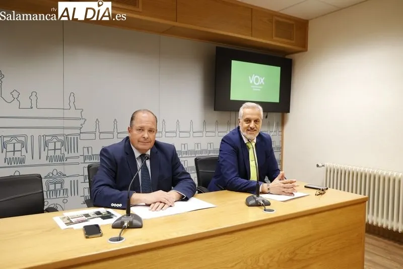 Ignacio Rivas, portavoz del Grupo VOX en el Ayuntamiento de Salamanca, junto al edil de esta misma formación, Alejandro Pérez de la Sota. Foto de David Sañudo