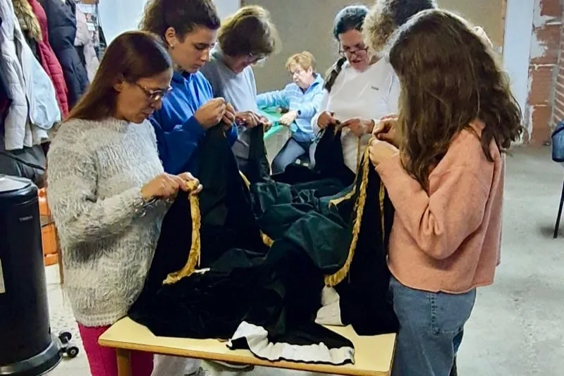 La cofradía Nuestra Señora de la Esperanza arranca su taller de costura