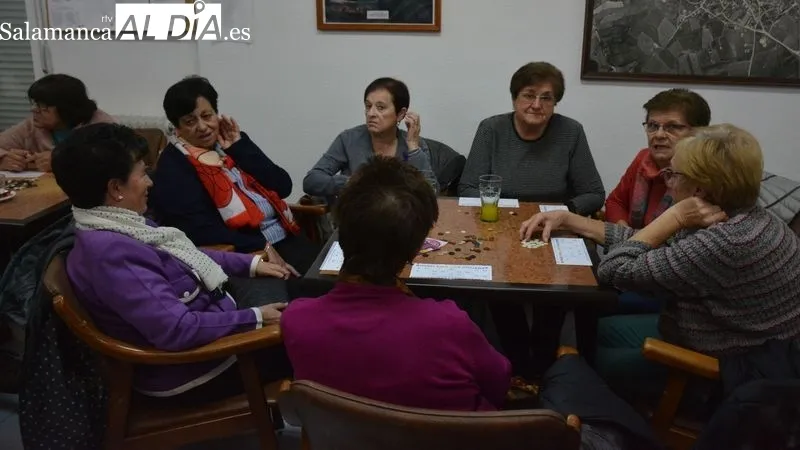 El hogar del jubilado acogió la proyección del corto y el juego del 'Bingo por las mujeres'