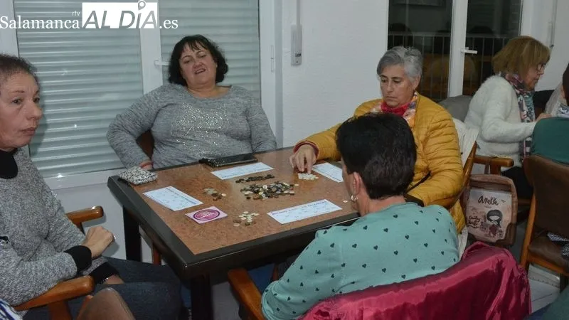 El hogar del jubilado acogió la proyección del corto y el juego del 'Bingo por las mujeres'