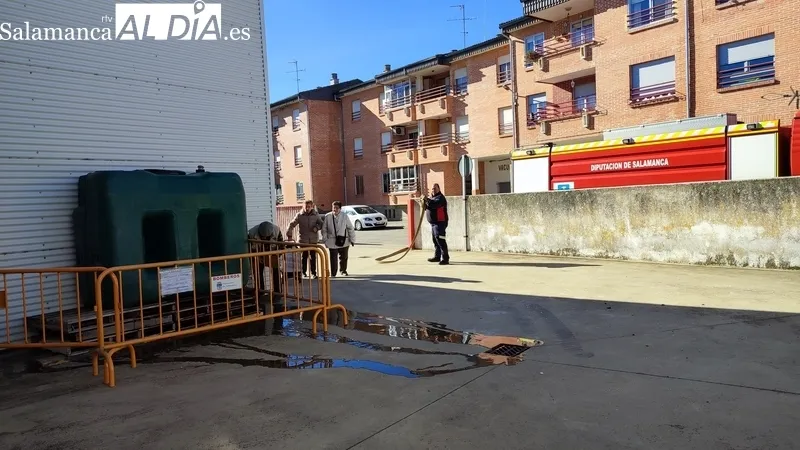 Este jueves un camión cisterna de la Diputación rellenaba los depósitos y los vecinos acudían con garrafas a aprovisionarse de agua / CORRAL