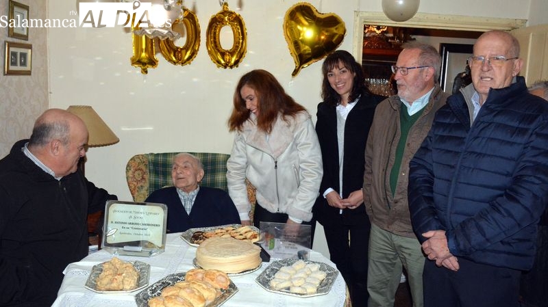 Antonio Arroyo recibió el homenaje del Ayuntamiento y de la asociación de mayores Liminares
