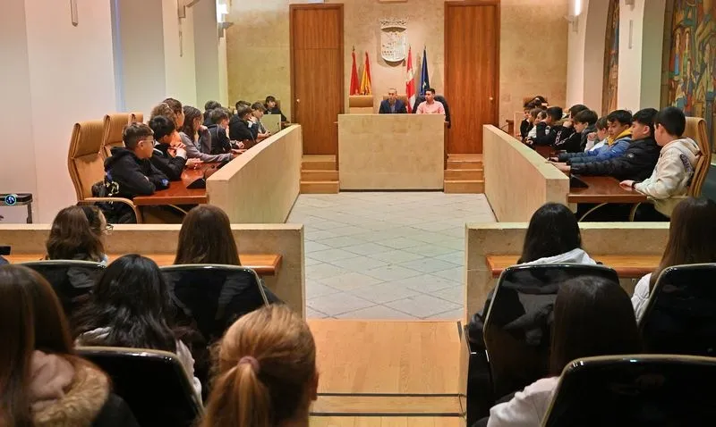 Alumnos de Secundaria del Colegio San Agustín en el Ayuntamiento de Salamanca