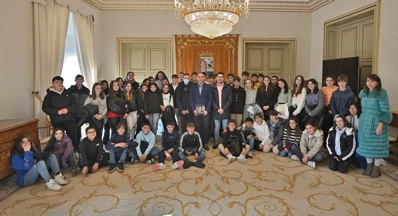 Alumnos de Secundaria del Colegio San Agustín en el Ayuntamiento de Salamanca