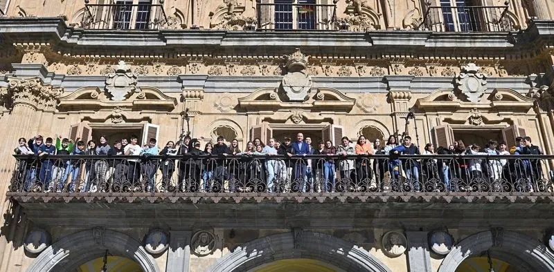 Alumnos de Secundaria del Colegio San Agustín en el Ayuntamiento de Salamanca